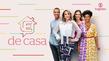 Four smiling hosts pose for the 'É de Casa' show on TV Globo.