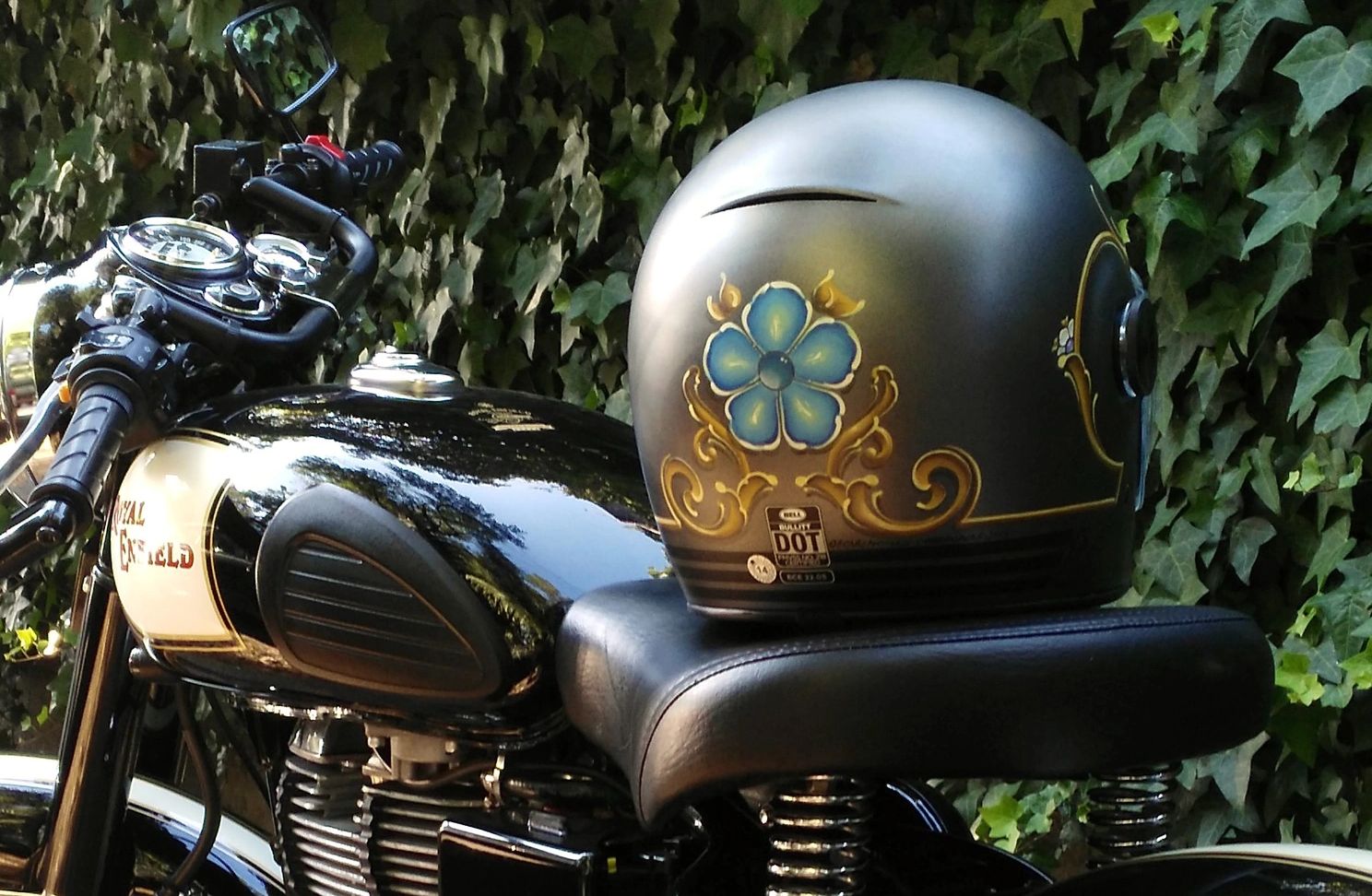 customización a pincel casco moto