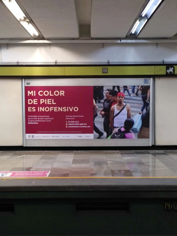 Acción Antirracista: Campaña del metro #EsRacismo