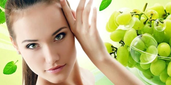 Gyönyörű fiatal nő szőlővel, Ilcsi szépségszalon