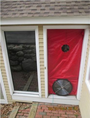 A blower door set up.