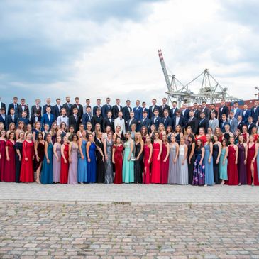Viele Junge Menschen auf einem Jahrgangsfoto zum Abiball im Hamburger Hafen bei dem Schuppen 52
