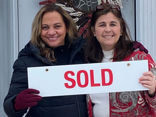 Robin Levy and her client. Real estate sales in New York.