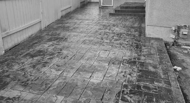 Stamped concrete patio with multi-shade color finish