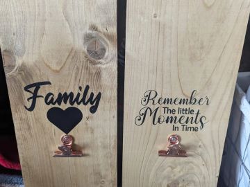 Wooden plaques with family-themed quotes and clips for photos.