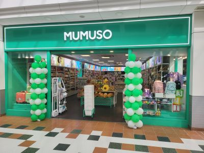 MUMUSO store entrance decorated with green and white balloons.
