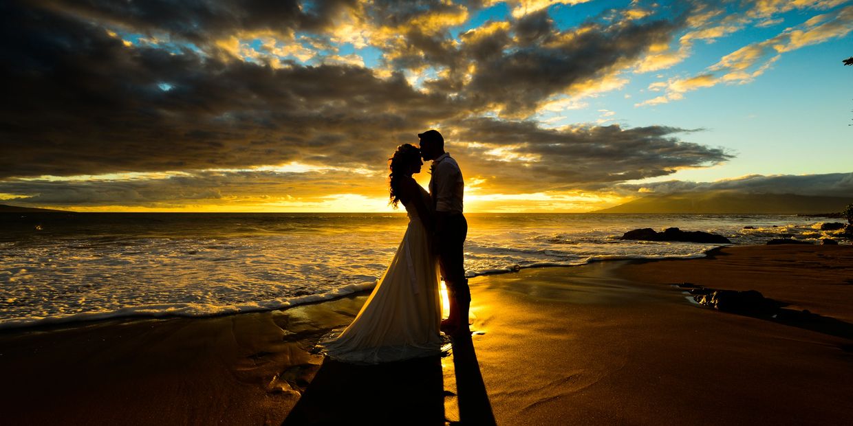 Silhouette of wedding couple.