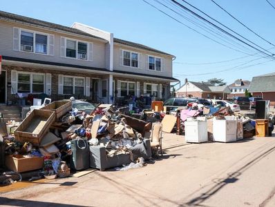 Flood insurance policy covers your house and belongings from hurricanes and torrential rain Salem OR