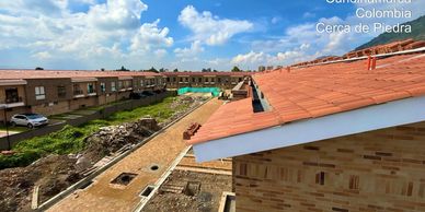 Vista de un conjunto residencial en Colombia bajo un cielo azul.