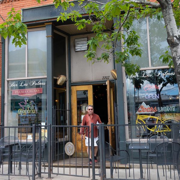 Exterior view from the street of Bar Las Palmas