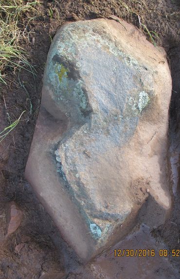 Artistic formed Basalt-like stone reminiscent of Moai with clear "head" patterns in two locations