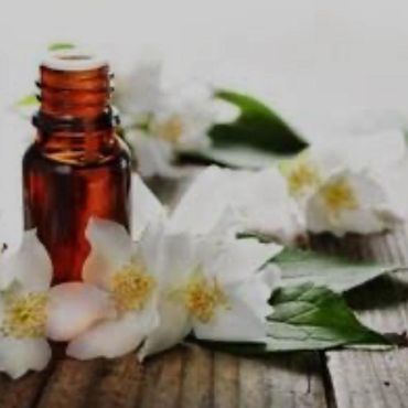 CALMIST 3 BOTTLE OF ESSENTIAL OIL AND WHITE FLOWERS