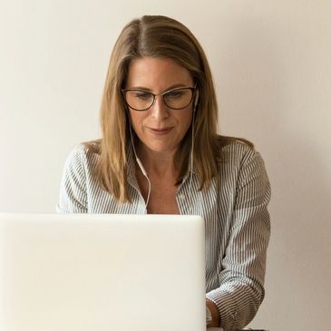 Frau am Laptop am arbeiten