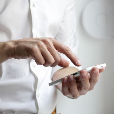Mann am Smartphone