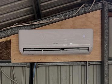 Internal mounted AC unit shed.