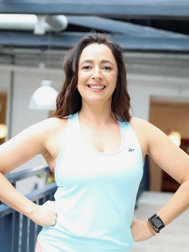 Coach passionnée et pleine d’énergie, je transmets ma bonne humeur à travers des cours où on bouge,