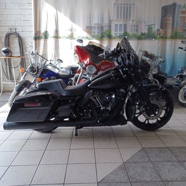 Slammed 2020 Street Glide RC Components Epic Black wheels  American Suspension
Ram Air.