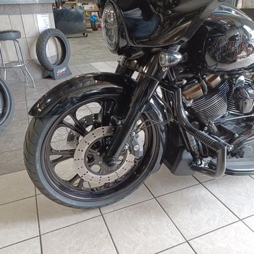 RC Components Epic Black 21" on 2020 Street Glide, American Suspension Ram Air Air Ride.