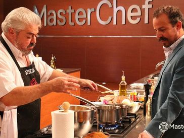 El chef Benito Molina con el Chef José Luis Revuelta en Masterchef México de TV Azteca