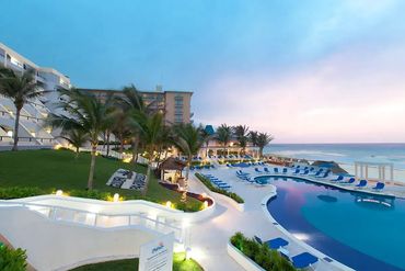 Resort in Cancun, Mexico. Beach travel mexico deals. All inclusive vacation cheap. Poolside bar