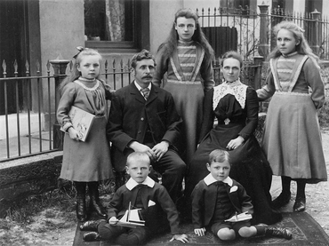 Suffragette Ethel Violet Baldock (far left) with family outside Maidstone home in 1899