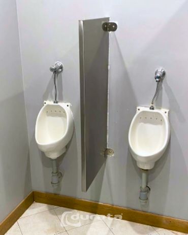Separadores para orinales en acero inoxidable, para espacios que requieren higiene y durabilidad.