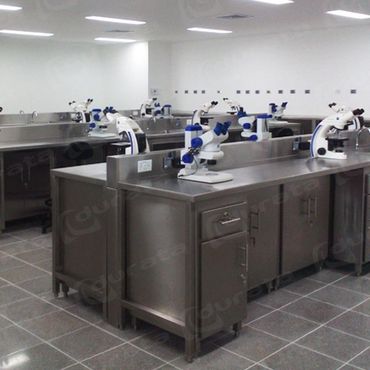 Muebles y espacios de trabajo resistentes y funcionales ideales para laboratorio y consultorios