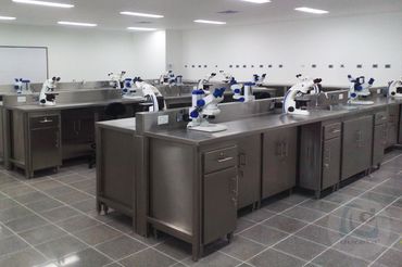 Muebles y espacios de trabajo resistentes y funcionales ideales para laboratorio y consultorios