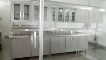 Muebles de laboratorio en acero inox diseñados específicamente para el sector salud.