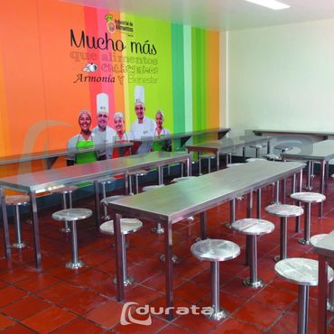 Mesas en acero inoxidable para comedores industriales