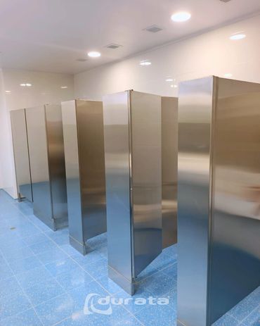 En Durata diseñamos, fabricamos e instalamos cabinas para baño en acero Inoxidable.