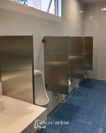 Separadores para orinales en acero inoxidable, para espacios que requieren higiene y durabilidad.
