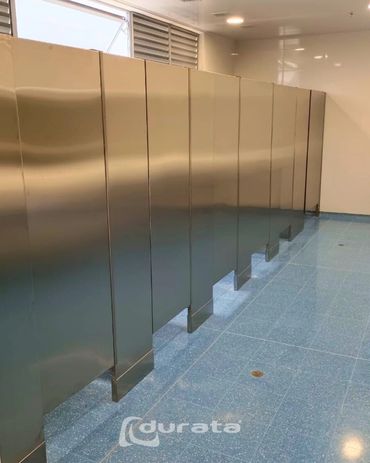En Durata diseñamos, fabricamos e instalamos cabinas para baño en acero Inoxidable.