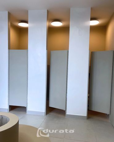 En Durata diseñamos, fabricamos e instalamos cabinas para baño en acero Inoxidable.