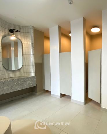 En Durata diseñamos, fabricamos e instalamos cabinas para baño en acero Inoxidable.