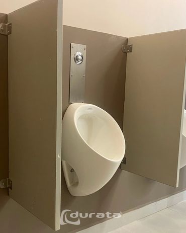 Separadores para orinales en acero inoxidable, para espacios que requieren higiene y durabilidad.