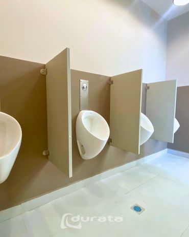 Separadores para orinales en acero inoxidable, para espacios que requieren higiene y durabilidad.