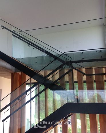 Fabricamos escaleras y pasamanos en acero inoxidable y hierro desarrollados para ofrecer seguridad.