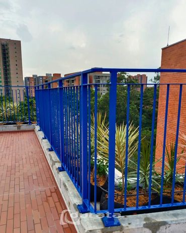 Fabricamos escaleras y pasamanos en acero inoxidable y hierro. Soluciones seguras, resistentes.