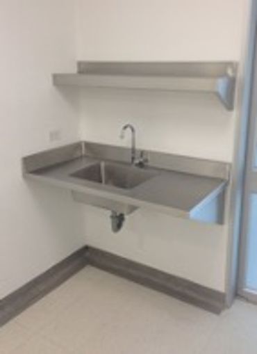 Estanterías en acero inoxidable que combinan diseño funcional,