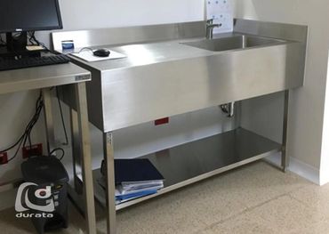 Mesas en acero inoxidable para el sector alimentos, restaurantes