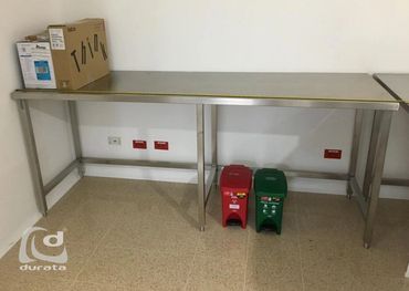 Mesas en acero inoxidable para el sector salud,