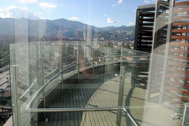 Los pasamanos en acero inoxidable y vidrio templado garantiza un soporte fiable y seguro.