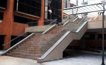 Los pasamanos en acero inoxidable para exteriores resistentes a la intemperie.