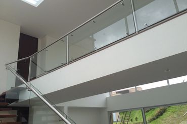 Los pasamanos en acero inoxidable y vidrio templado para hogar y oficina