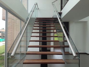 Pasamanos en acero inoxidable y vidrio templado, Ideales para espacios residenciales.