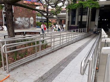 Pasamanos en acero inoxidable en el metro de medellín