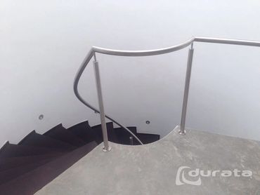 Pasamanos en acero inoxidable hechos a la medida de tus proyectos.