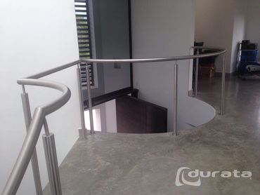 Los pasamanos en acero inoxidable diseñados a la medida de tus proyectos arquitectonicos.