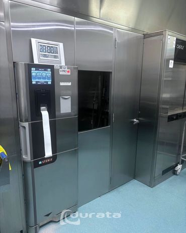 Garantiza control sanitario, flujo seguro de materiales y acabados impecables, ideales para áreas cr